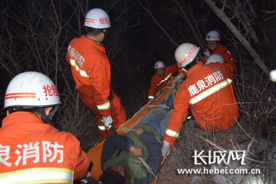 夫妻山中遇险，消防紧急救援行动展开