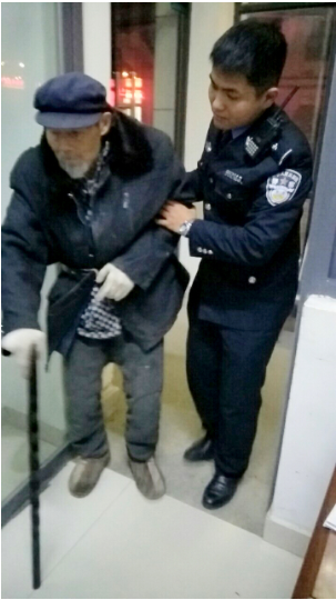 民警用羽绒服遮挡嫌疑人手铐，职责与关怀并重