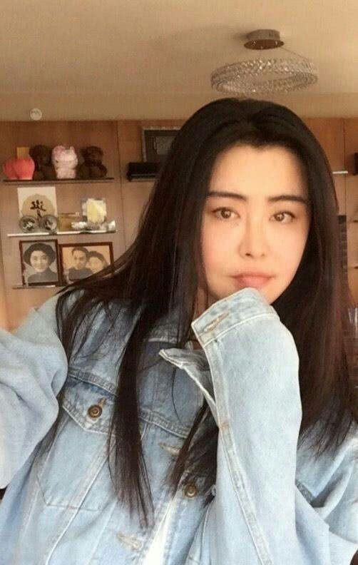 岁月静好，王祖贤57岁不老容颜自拍展现