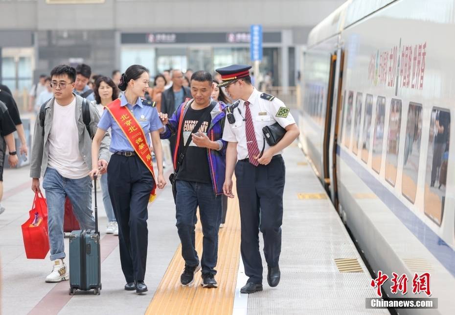 今日铁路客运繁忙，预计发送旅客达1690万人次，见证时代进步