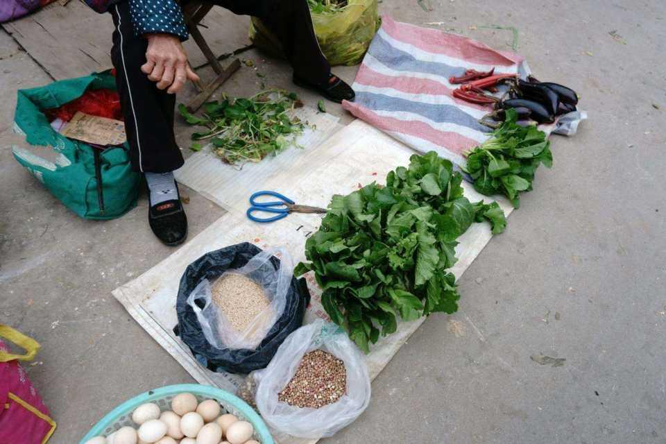 女摊主遭欺负背后的真相，一场闹剧背后的主播摆拍揭秘