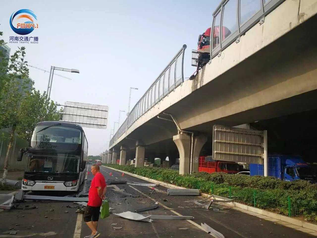 河南货车司机高架桥跳桥事件，探究背后的原因与后果