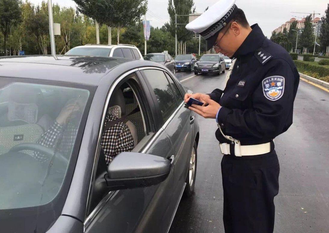 女子举报丈夫开车看美女，交警强调安全驾驶至关重要