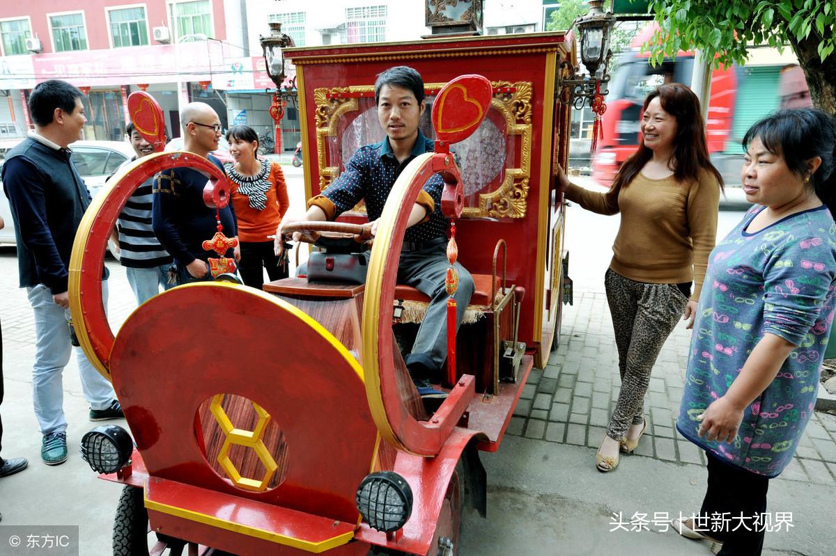 男子接女友遇家人围观，现代都市爱情的温馨瞬间