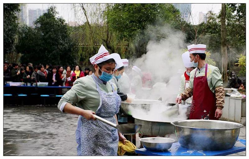 旅行中如何抵制美食诱惑，策略与建议