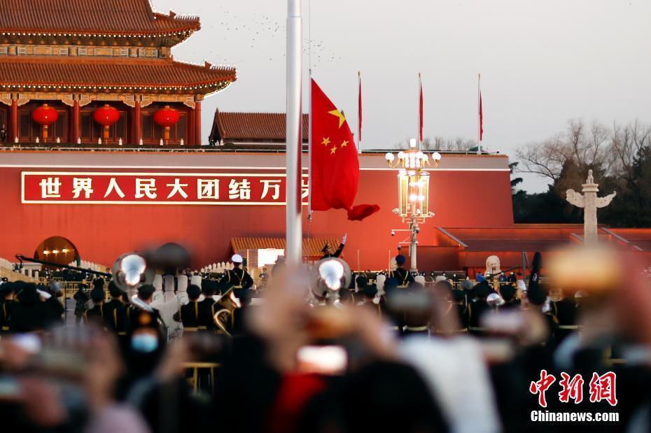 天安门广场元旦升旗仪式，庄严神圣的启幕仪式