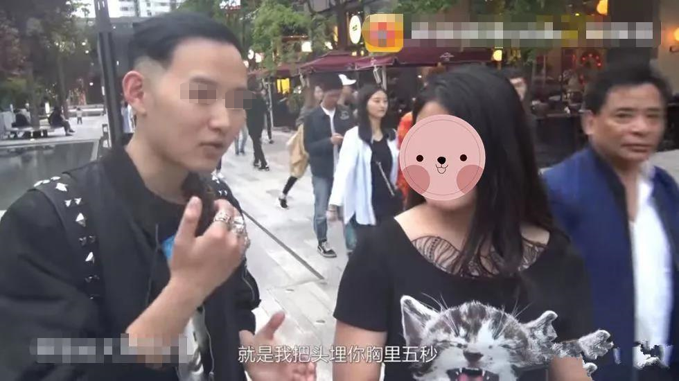 女孩遇陌生男子搭讪，店家英勇保护，成功劝退