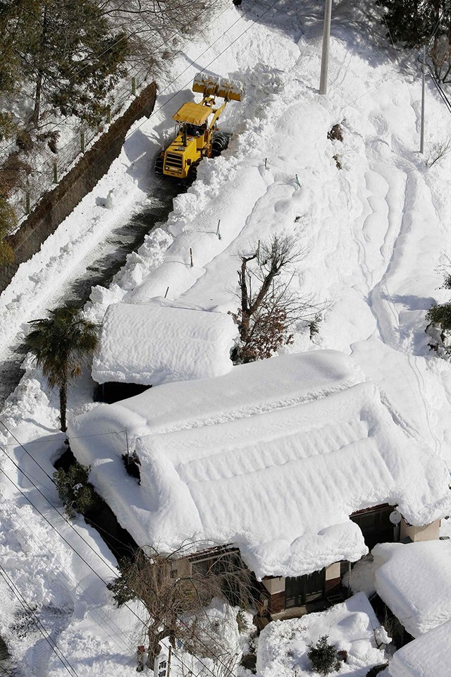 日本东北部遭遇十年罕见大雪，挑战与应对策略