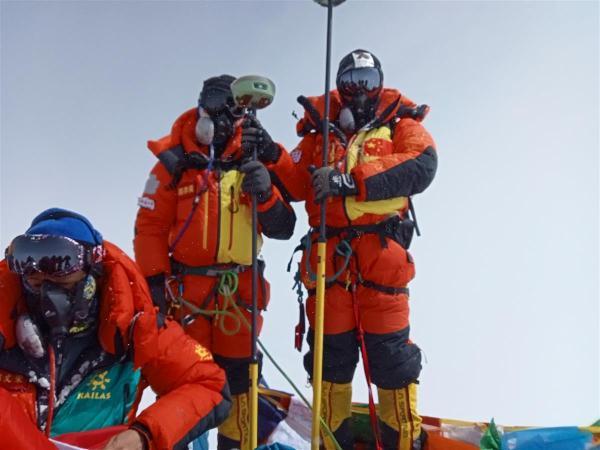 珠峰大本营遭遇地震，亲历车辆狂摇的惊险瞬间