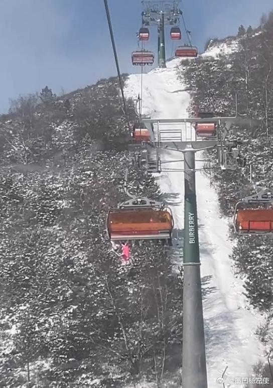 张家口云顶滑雪场发生游客坠落事故，滑雪安全引关注