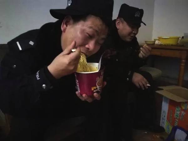 民警英勇牺牲瞬间，心痛至极的牺牲与四刀之痛