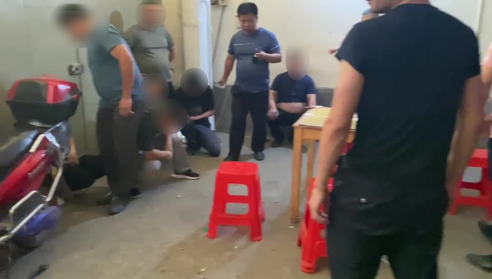 男子全裸遭服务员闯入引发涉黄问题深度探讨