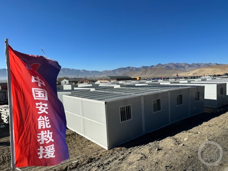 地震救援现场快速响应，搭板房仅需8分钟一间完成建设