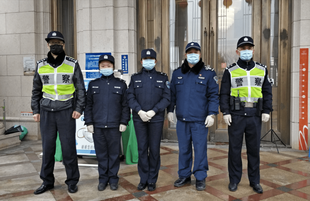 生命的消逝与坚韧的继续，辅警挖掘儿女遗物时的悲痛瞬间