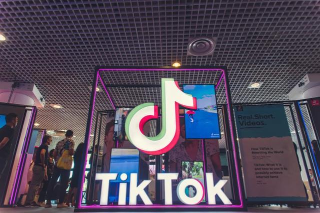 美国TikTok用户转向小红书，跨平台社交新潮流涌动