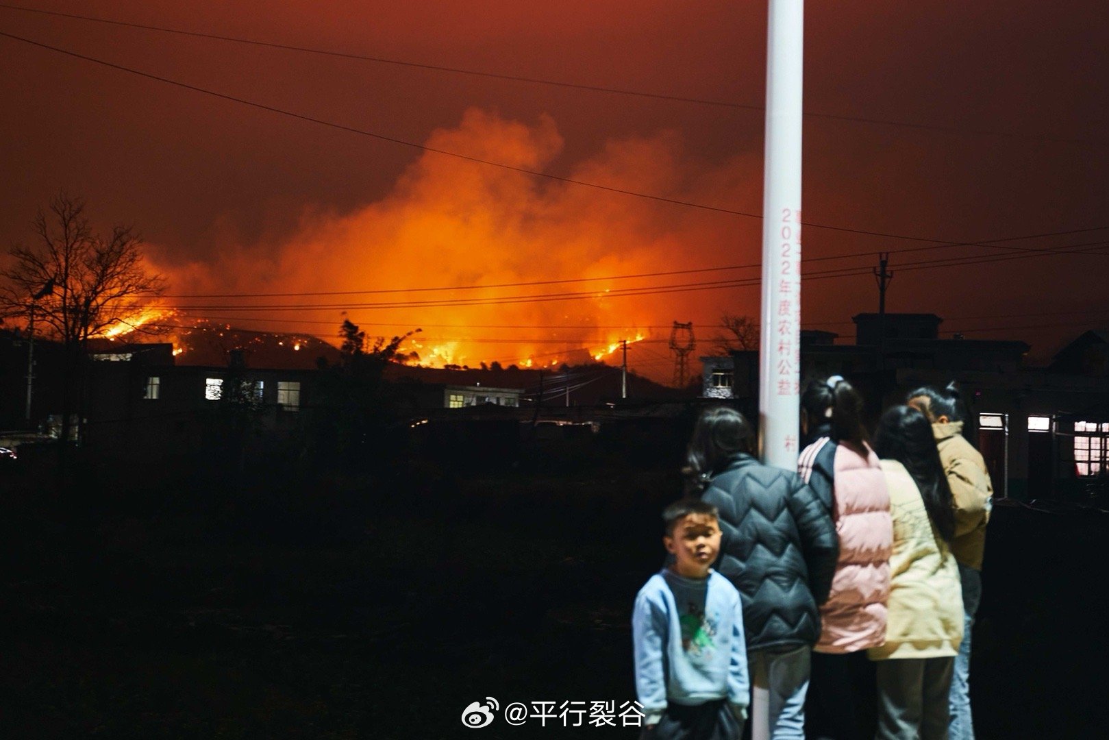 陈冠希女儿学校遭遇山火，生命的脆弱引发社会关怀热议