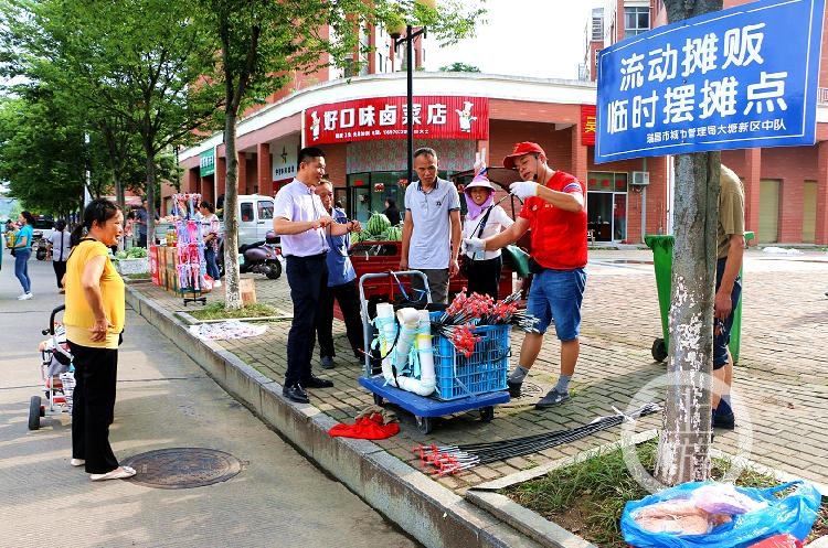 城管鼓励商户店外摆摊，助力增收新举措