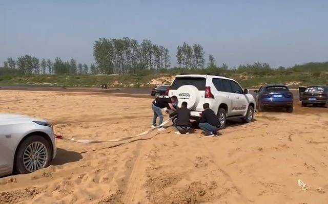 越野车陷泥沙，男子不幸丧命悲剧