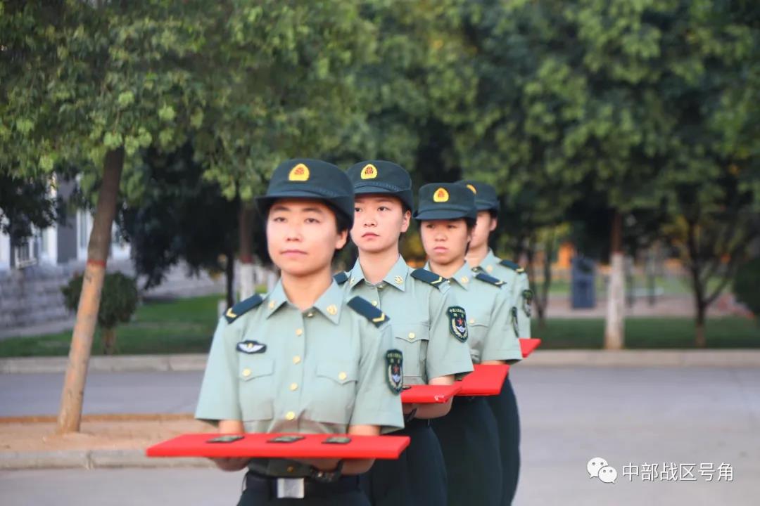 荣耀与传承，女儿为退役兵王父亲卸下军衔的瞬间