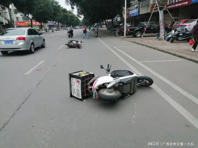 男子遭遇骑手车祸，手机飞落车轮惊魂瞬间