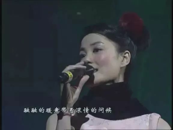 王菲七年后重返春晚舞台，献唱经典歌曲回顾盛宴