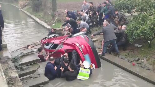 民警英勇跳河营救，车辆失控坠河事件