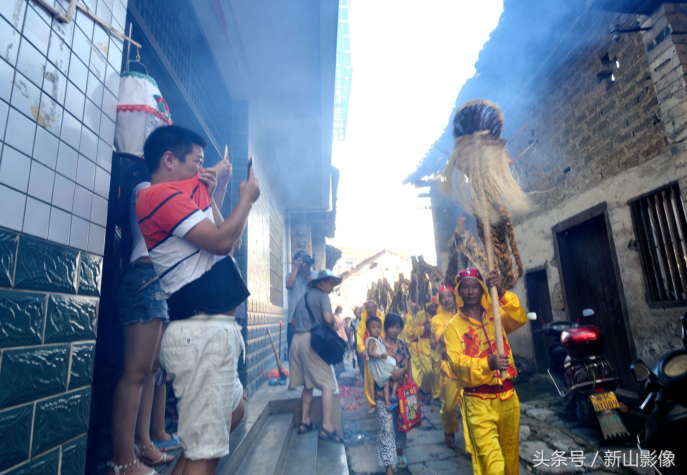 鞭炮声中归家暖意浓，团圆时刻情感倍增